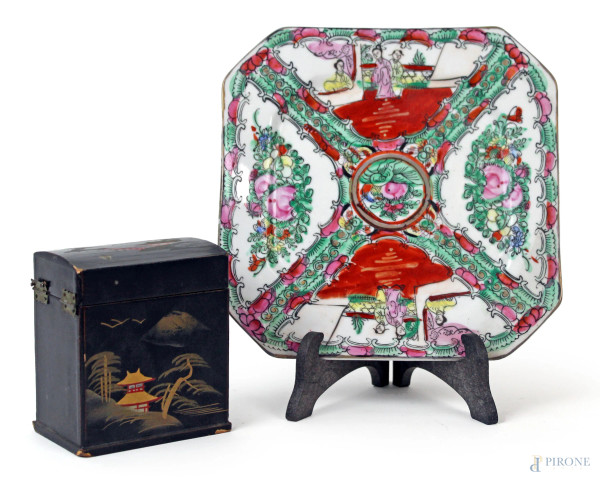 Lotto composto da un piattino in porcellana policroma e una scatolina in legno laccato, arte orientale, XX secolo.