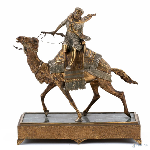 Guerriero berbero, XX secolo, gruppo scultoreo da tavolo in metallo dorato su base in marmo, altezza cm 32, (segni di usura)