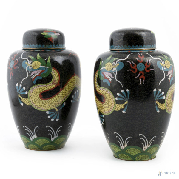 Coppia di potiche cloisonnè decorate con dragoni su fondo nero, XX secolo, altezza cm 25
