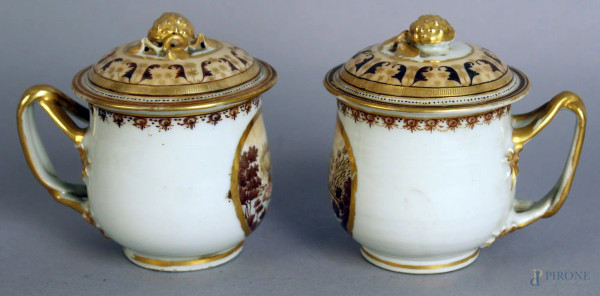 Coppia di tazzine con coperchi in porcellana dipinta e dorata con medaglioni centrali raffigurante paesaggi, XVIII sec. (difetti) H.8.5 cm.