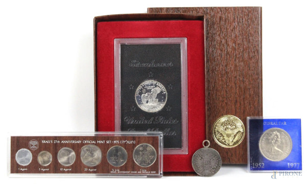 Lotto composto da: 1 dollaro Stati Uniti 1972, una serie di monete Israele 1975, 25 Pence Regina Elisabetta II 1952-1977,  ½ tallero Austria 1763 a ciondolo