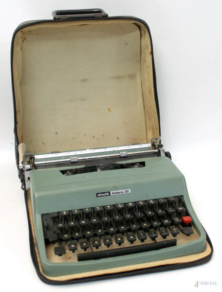 Vecchia macchina da scrivere Olivetti in custodia.