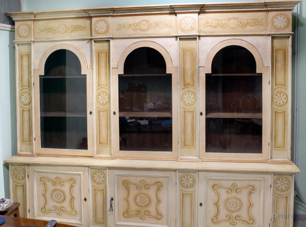 Libreria in legno laccato e dipinto a due corpi con sei sportelli di cui tre a vetri, altezza 239x288x56 cm, XX secolo.