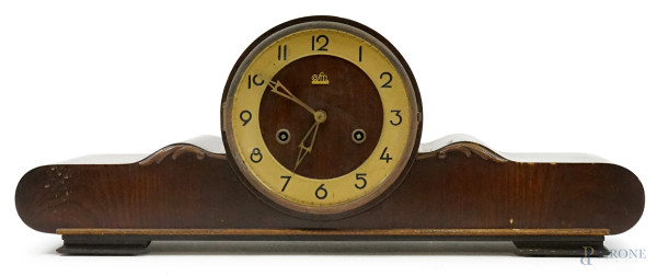 Orologio da camino in noce, FM Sonneberg, Germania, metà XX secolo, quadrante circolare a numeri arabi in metallo dorato, cm h 22,5x58x1 , (difetti, vetro mancante, meccanismo da revisionare)
