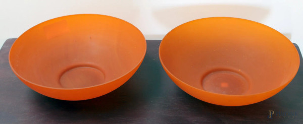 Coppia centrotavola in vetro color arancione, altezza 9,5 cm, diametro 27 cm.