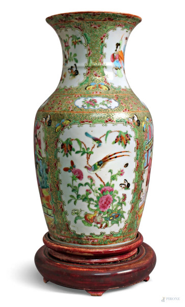 Vaso cinese in porcellana dipinta con riserve raffiguranti scene di corte e decori floreali con volatili, con base, H 36 cm.