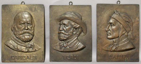 Lotto composto da tre placche sbalzate raffiguranti busti di Garibaldi, Verdi e Dante, inizi XX sec., cm 18,5 x 13,5.