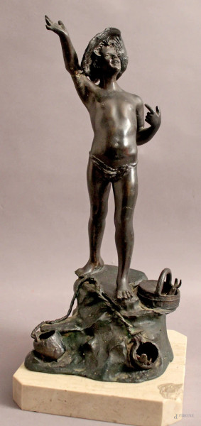 Pescatore, scultura in bronzo brunito, base in marmo, H 41 cm, difetti.