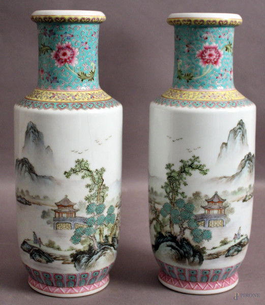 Coppia di vasi in porcellana policroma a tutto decoro di paesaggi, Arte orientale, H 31 cm.