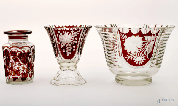Lotto di 3 vasi in cristallo e vetro con decori floreali incisi e molati su fondo rosso, altezza max cm 14,5 (difetti)