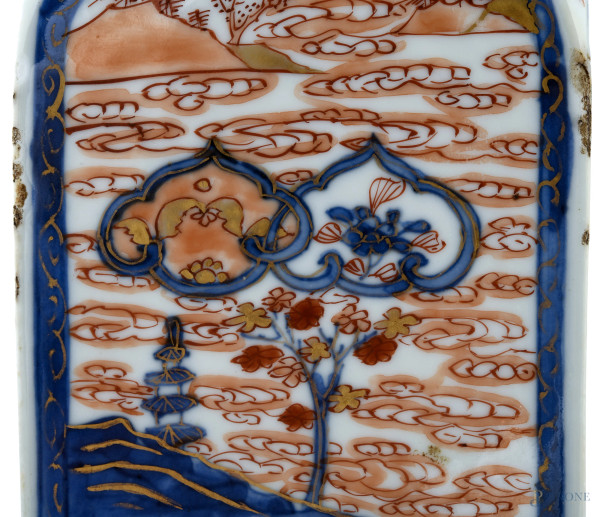 Coppia di bottiglie Imari decorate con paesaggi e motivi floreali nei toni dell'arancio e del blu...