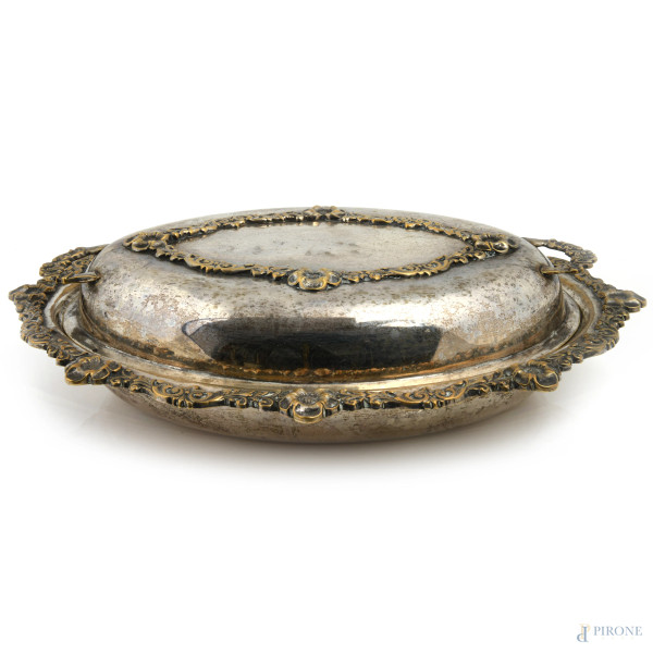 Legumiera in metallo con orlo cesellato a motivi floreali e vegetali, XX secolo, cm 8,5x33,5x26, ( lievi segni di usura)