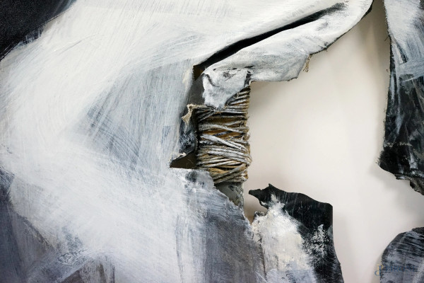 Bianco e nero, tecnica mista su tela strappata, legata con corda e bruciata, cm 80x80