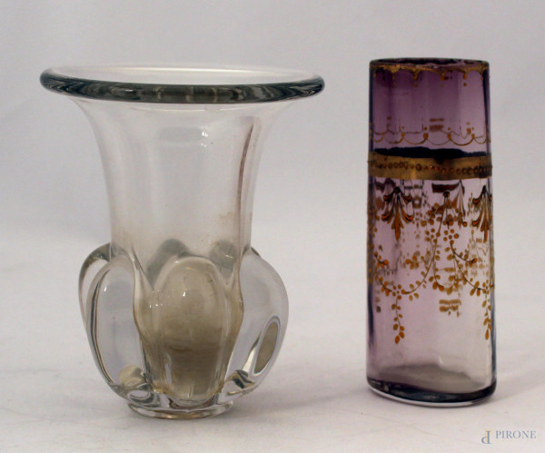 Lotto di un vasetto in cristallo sfaccettato, h. 14 cm, ed un vasetto in vetro di Murano con applicazioni dorate, h. 15 cm