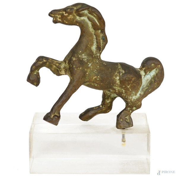 Scultura in bronzo rappresentante un cavallo, piedistallo in plexiglass, siglato E.V., cm 15x16,5