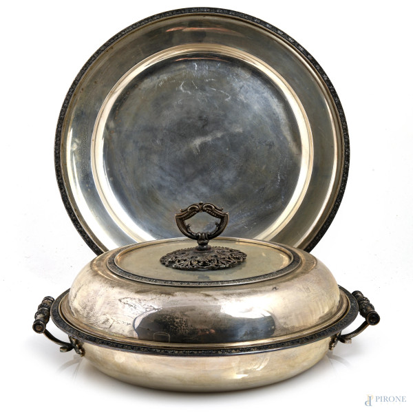 Lotto composto da legumiera e piatto in argento, XX secolo, diametro piatto  cm 35, peso complessivo gr 3050