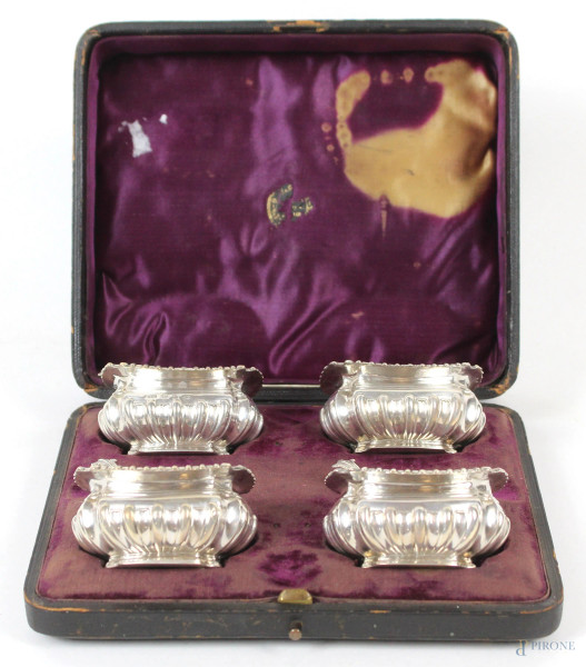 Lotto di quattro salierine in argento sbalzato e cesellato, con cucchiaini d&#39;accompagno, bolli Birmingham, 1896, peso gr. 160, entro custodia.