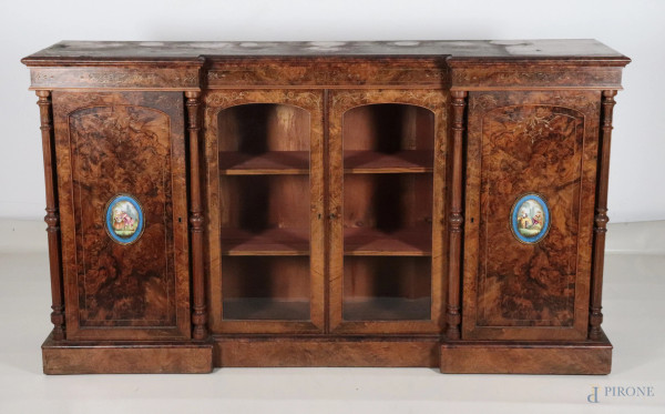 Servante francese in legno impiallacciato in radica di noce a doppia anta centrale vetrata e due sportelli con placche in porcellana dipinte con scene galanti, montanti a colonnine tornite. XX secolo, cm 102x180x43, (segni di usura, graffi, difetti)