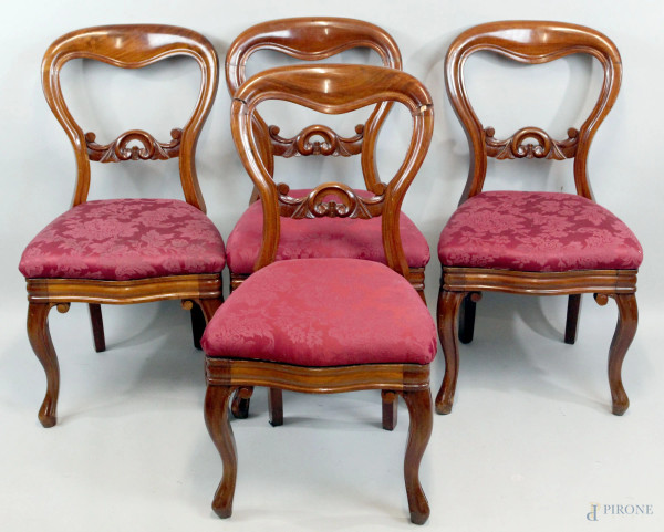 Lotto di quattro sedie in mogano, XIX secolo, seduta in stoffa rossa, (difetti).