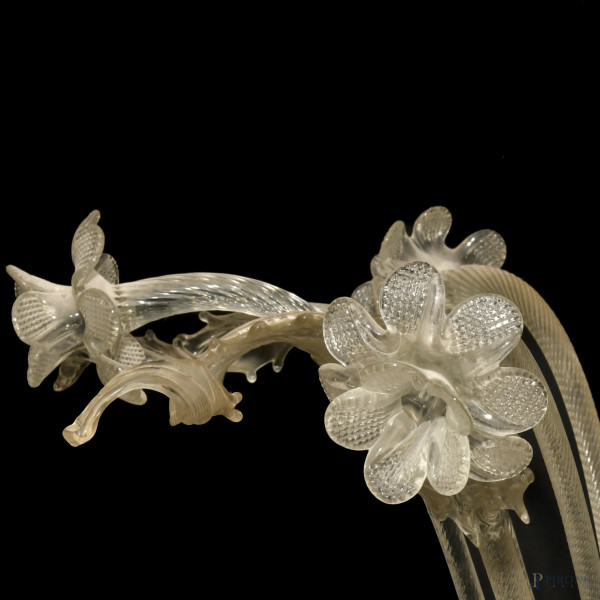 Lampadario in vetro di Murano a sei luci a foggia di corolle e racemi fogliati, XX secolo, cm 95x...