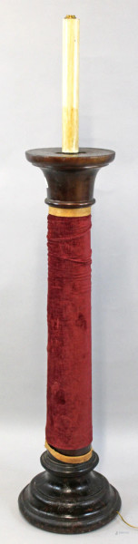 Colonna in noce montata a lampada, con fusto rivestito in velluto rosso, inizi XX secolo, cm h 160, (difetti)