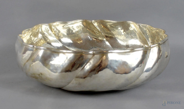 Centrotavola di linea tonda in argento, diametro 30,5, gr. 860.
