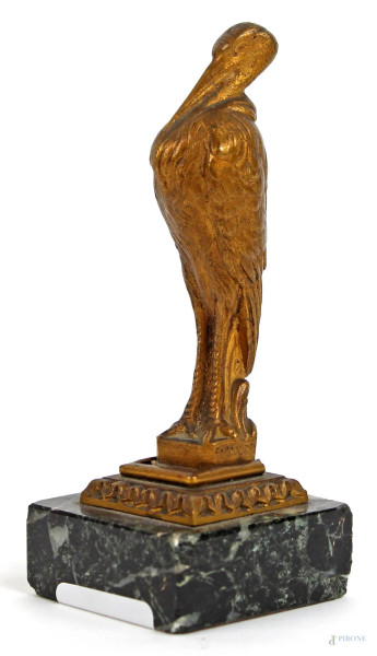 Piccola scultura in bronzo raffigurante cicogna, altezza cm 10,5, firmata, base in marmo, (lievi difetti)