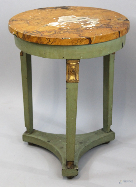 Tavolinetto da centro in legno laccato, XIX secolo, piano a finto marmo sorretto da tre montanti con particolari intagliati e dorati, cm h 56,5, diam. cm 43,5, (difetti).