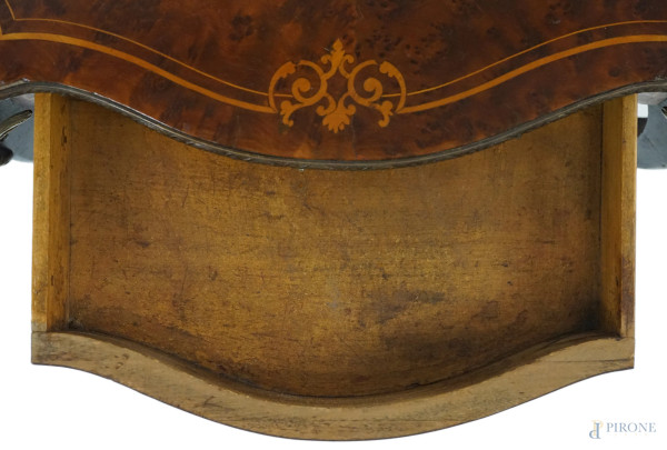 Tavolinetto in legno intarsiato in varie essenze, XX secolo, di forma mistilinea, con quattro gam...