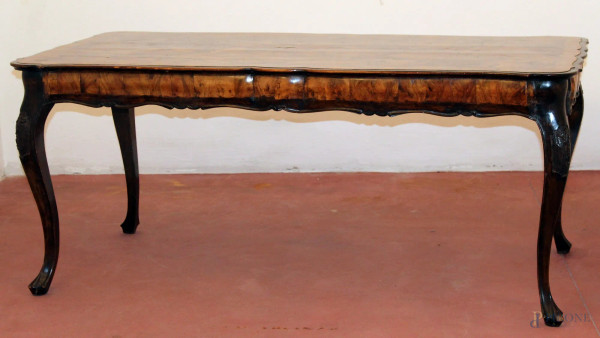 Tavolo di linea centinata in noce e radica, completo di otto sedie e due prolunghe, arte veneta XIX sec, 78x186x94 cm 