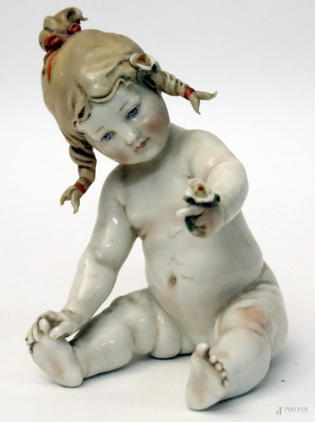 Bambina con fiore, scultura in porcellana dipinta, H 13 cm, marcata.