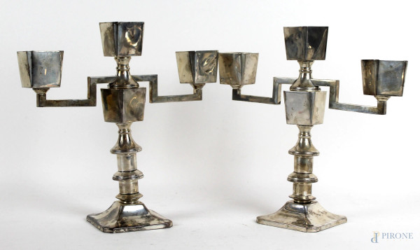 Coppia di candelabri Art Déco in argento, a tre fiamme, altezza cm 21,5, (difetti)