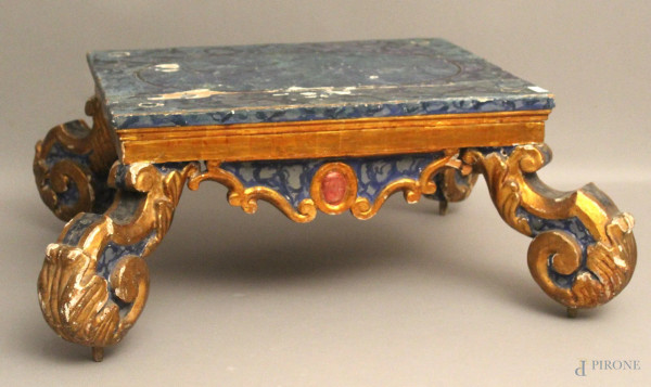 Base in legno intagliato, dorato e dipinto, poggiante su gambe a foglia d&#39;acanto, XIX. sec., h. 30x78x78.