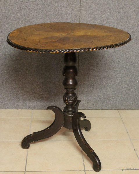 Tavolino da salotto di linea tonda in rovere con piano a stella poggiante su colonna e tre piedi in legno ebanizzato, XIX sec, h. 74xdiam,68 cm.