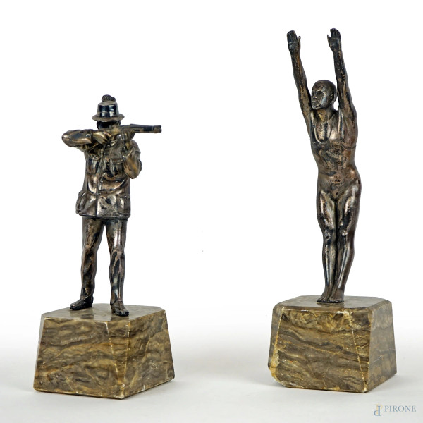 Lotto di due sculture in metallo argentato raffiguranti cacciatore e ginnasta, alt. max cm 24,5, base in marmo, XX secolo, (difetti alla base).