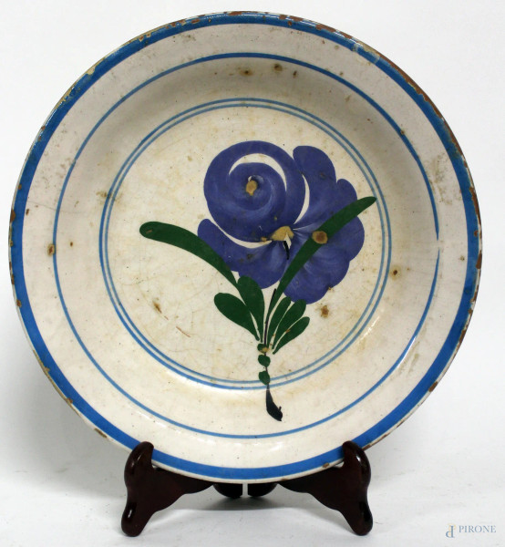 Piatto in maiolica dipinta a soggetti di fiore, diametro 30 cm.inizi XX sec.