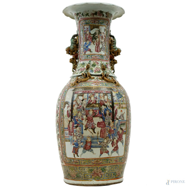 Grande vaso in porcellana policroma, Cina, XIX-XX secolo, alt.cm 86,5, (difetti).