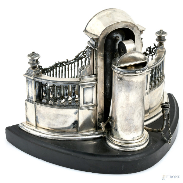 Lampada a carburo in metallo argentato su base in marmo realizzata a riproduzione del Manneken Pi...