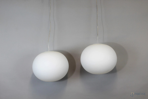 Flos, coppia di lampadari bianchi a sospensione di forma globulare.