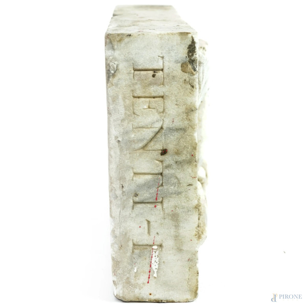 Altorilievo in marmo raffigurante la colomba con un ramoscello di ulivo, XX secolo, iscrizione su...