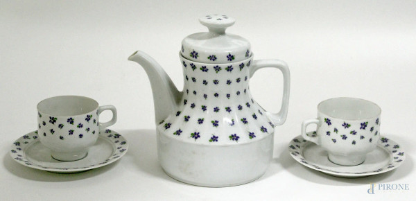 Lotto composto da una caraffa e due tazze con piattini in porcellana a decoro di fiori, marcate, H 22 cm.