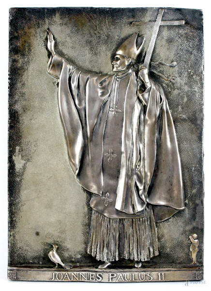 Papa Giovanni Paolo II, lastra in metallo argentato, cm. 31x22, firmata.