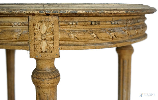 Tavolinetto ovale in legno laccato e intagliato, con piano in marmo e gambe a colonne rastremate,...