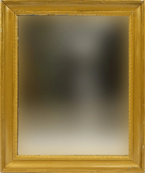 Specchiera in legno dorato, cornice con battuta interna a palmette, misure ingombro cm 79,5x65,5, misure luce cm 66,5x53,5, (difetti).