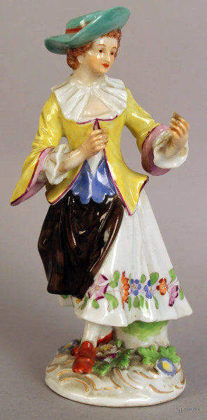 Donna con cappello, scultura in porcellana policroma XIX sec. H.14 cm.