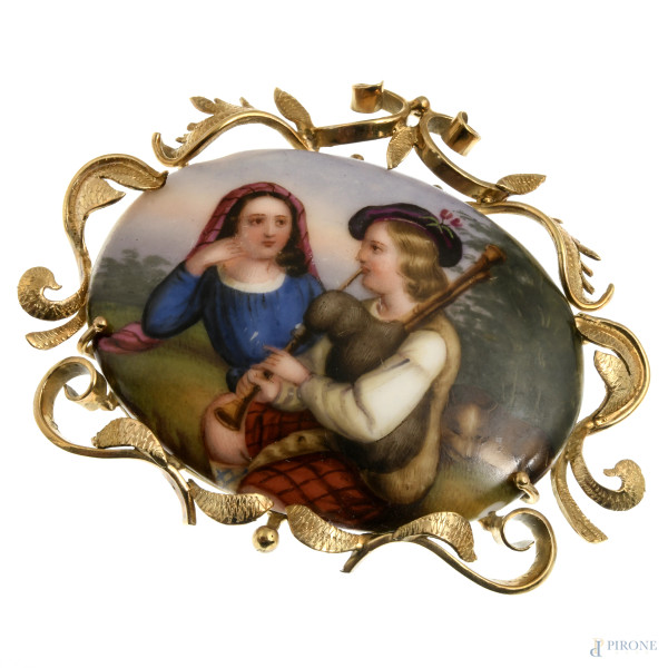 Spilla in oro 9 kt con miniatura in porcellana dipinta raffigurante scena galante, cm 5,5x6,5, peso lordo complessivo gr 22