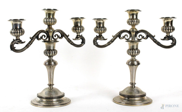Coppia di candelabri a tre luci in argento, cm h 22, gr. 850