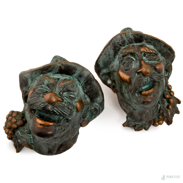 Coppia di sculture in terracotta dorate e patinate a bronzo raffiguranti bevitori, al retro "Minghetti, Bologna", misura massima cm 23x20