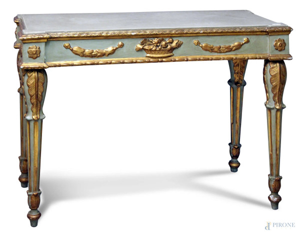 Consolle di linea rettangolare in legno laccato con particolari intagliati e dorati sorretta da quattro gambe scannellate primi '900, 81x119x59 cm 