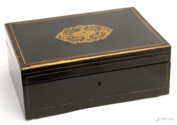 Scatola in legno ebanizzata con con filetti ed intarsi in ottone, XIX sec., cm. 10x27x19.